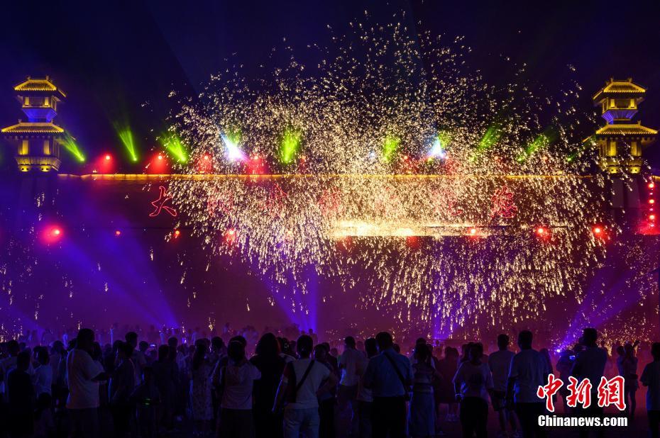 8月11日夜にエレクトロ?ポップフェスが開催され、大勢の若者が集まった2600年以上の歴史を誇る山西省晉城市澤州県大陽古鎮(zhèn)（撮影?韋亮）。