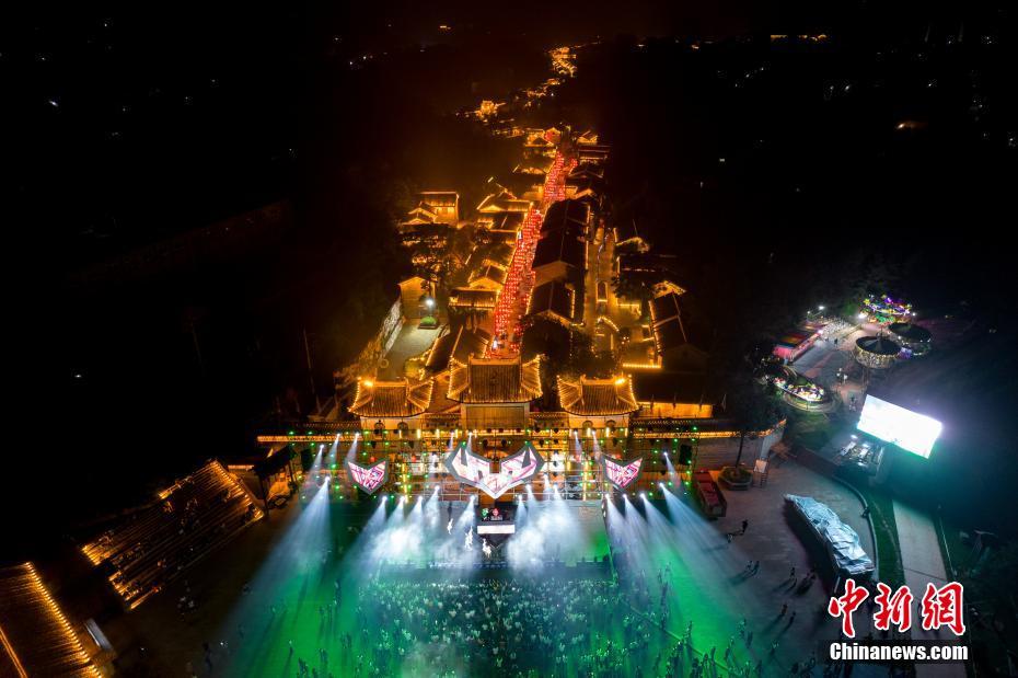 無形文化遺産「打鉄花」とエレクトロ?ポップの競演　山西省晉城