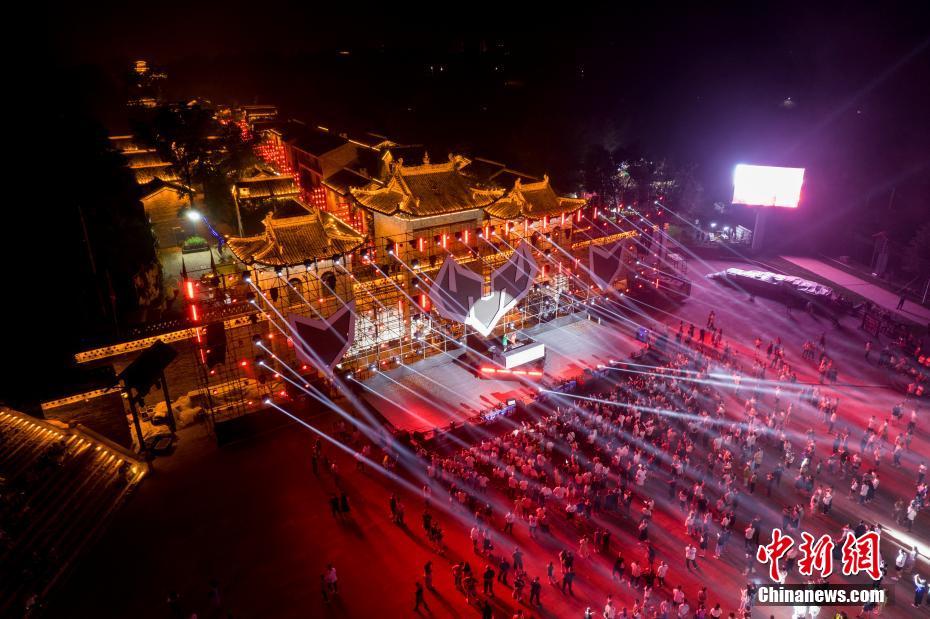 無(wú)形文化遺産「打鉄花」とエレクトロ?ポップの競(jìng)演　山西省晉城