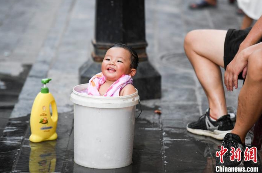 猛暑続く湖南省　避暑に工夫を凝らす人々