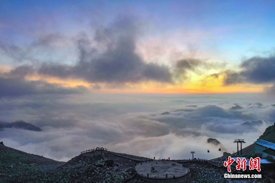 雲(yún)と霞がたなびく絶景の達(dá)古氷河　四川省