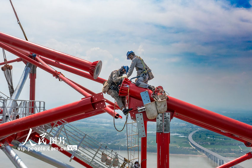 白鶴灘?浙江超高圧直流送電プロジェクト安徽區(qū)間長江橫斷塔が組立完了