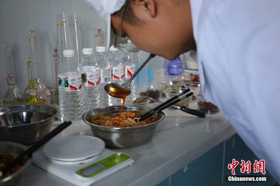 タニシ麺が生み出した新職業(yè)「試?yán)睅煛工趣?？　広?></a></td></tr><tr><td class=