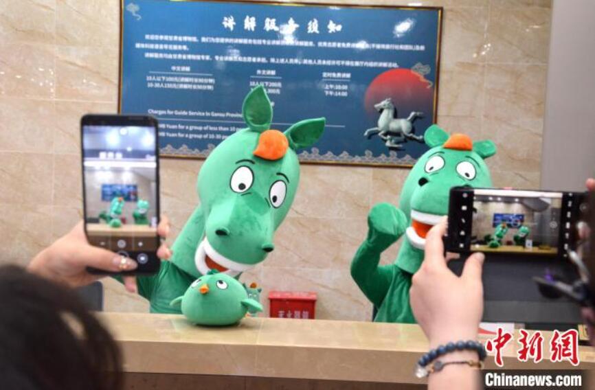 甘粛省博物館の受付で、來館者と交流する著ぐるみの「銅奔馬」（8月17日撮影?李亜龍）。