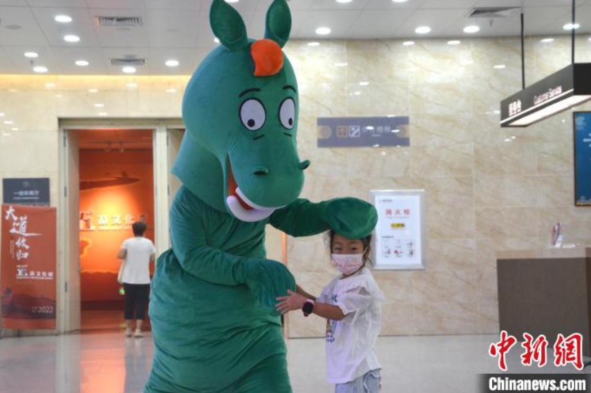 伝統(tǒng)文化好きの若者の美意識(shí)とマッチ？著ぐるみの「銅奔馬」登場(chǎng)　甘粛省蘭州