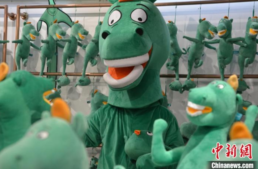 伝統(tǒng)文化好きの若者の美意識とマッチ？著ぐるみの「銅奔馬」登場　甘粛省蘭州