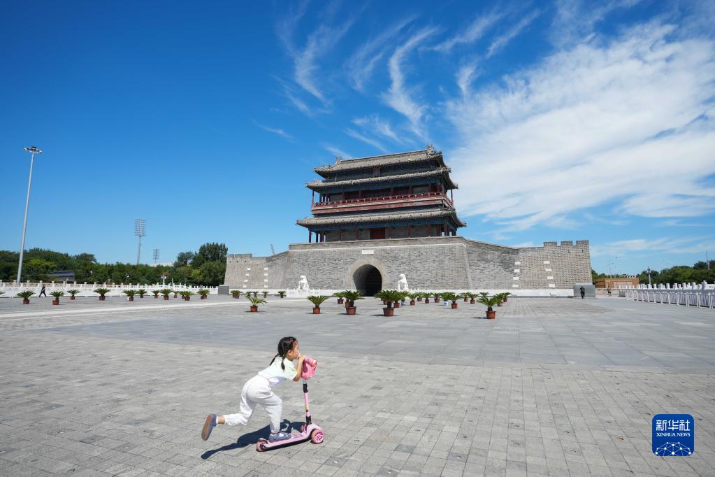 北京永定門(mén)公園で、キックボードに乗って遊ぶ子供（8月16日撮影?鞠煥宗）。