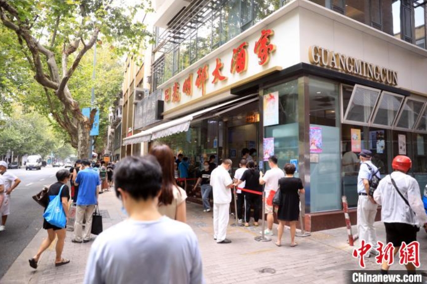 老舗の鮮肉月餅に長蛇の列　上海