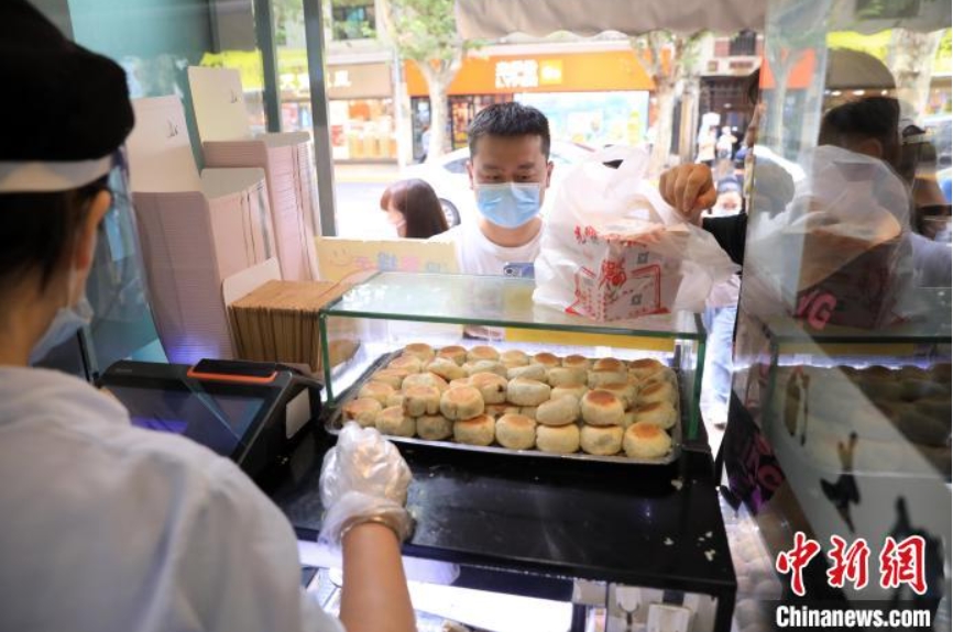 老舗の鮮肉月餅に長蛇の列　上海