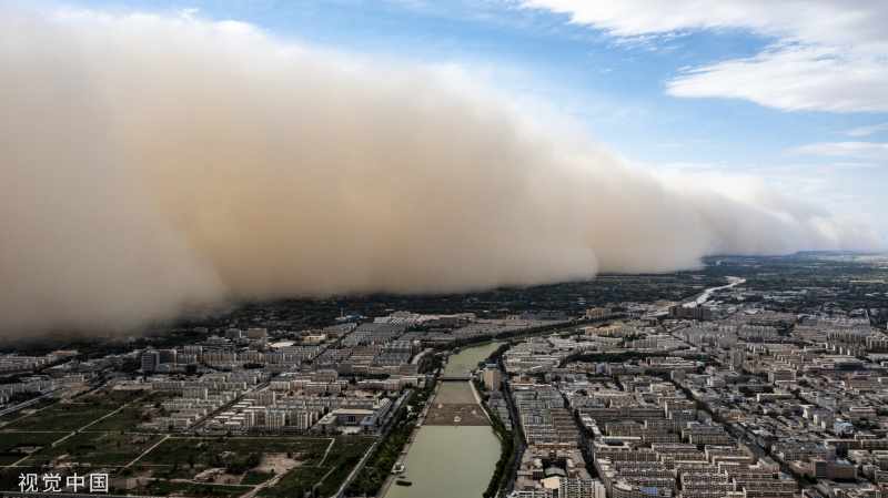 8月17日、甘粛省酒泉市にまるで巨大な「砂の壁」がじわじわ近づいてくるような黃砂が襲來(lái)した際の様子（寫(xiě)真著作権はCFP視覚中國(guó)が所有のため転載禁止）。