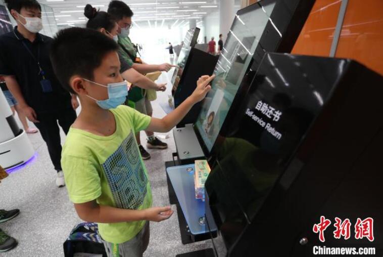 スマート図書返卻システムを操作する男の子（撮影?張亨偉）。