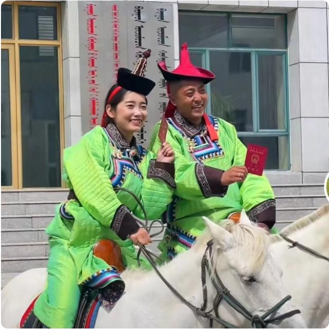 白馬に乗って結(jié)婚証明書を受け取りに行く新婚カップル　內(nèi)モンゴル