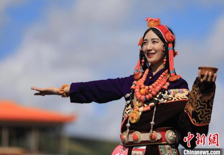 チベット族の若者23人が最も美しい「摩薩?婆薩」を競(jìng)い合う　四川省壤塘