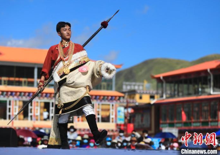 チベット族の若者23人が最も美しい「摩薩?婆薩」を競い合う　四川省壤塘