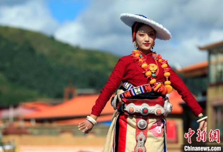 チベット族の若者23人が最も美しい「摩薩?婆薩」を競い合う　四川省壤塘