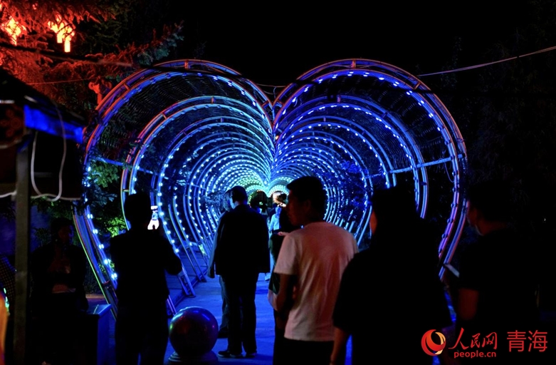 草原の上を流れ行く白雲(yún)　夜の街に響く賑わい　青海省祁連