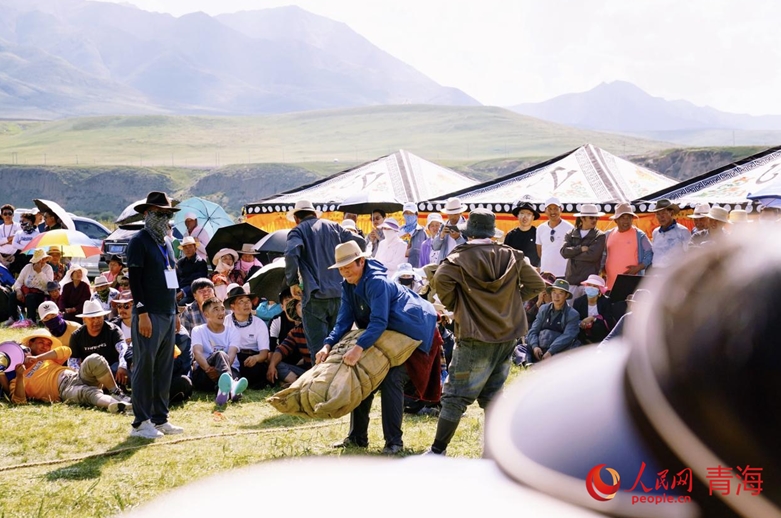 草原の上を流れ行く白雲(yún)　夜の街に響く賑わい　青海省祁連