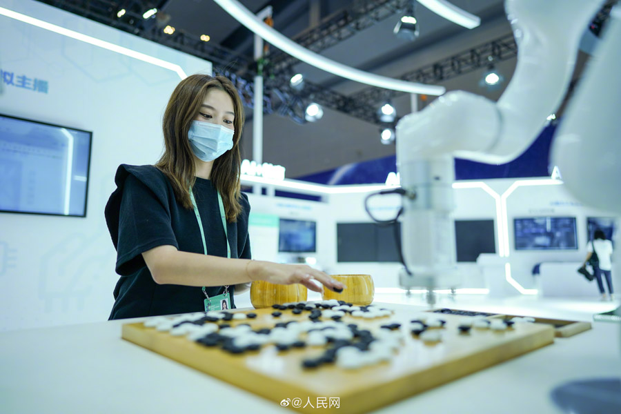 詩(shī)作や囲碁ができるロボット、見(jiàn)たことある？