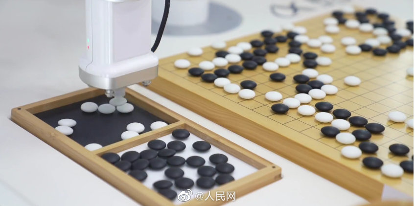 詩作や囲碁ができるロボット、見たことある？