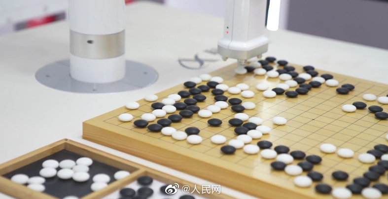 詩作や囲碁ができるロボット、見たことある？