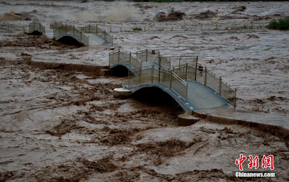 黃河の水位が急上昇　壺口瀑布で川面が岸の高さに迫る　山西省