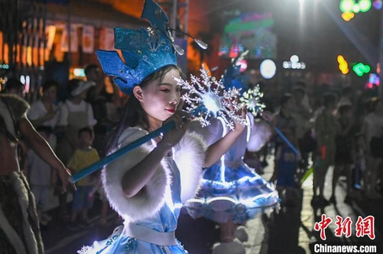 歌とダンスのパフォーマンスを披露するスタッフ（撮影?楊華峰）