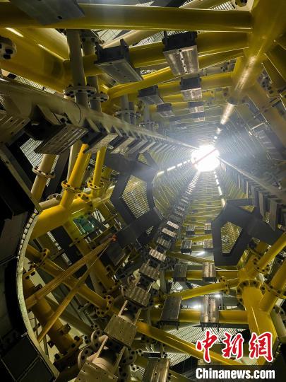 4秒電磁カタパルト微小重力実験裝置プロジェクトの內(nèi)部の鉄骨構(gòu)造施工。（撮影?安萱）