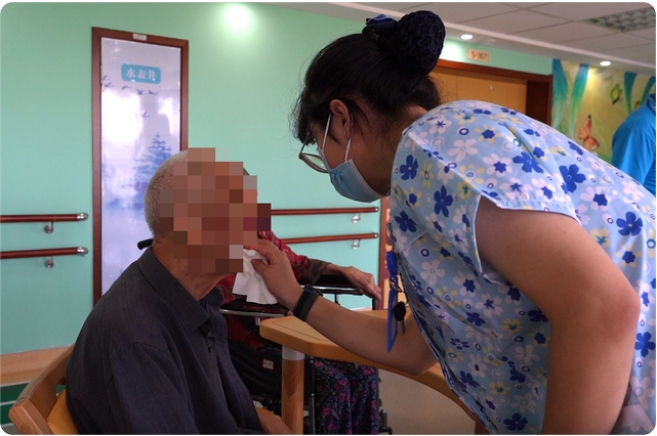 高齢者施設(shè)で「俳優(yōu)」をする若き介護(hù)士　浙江省