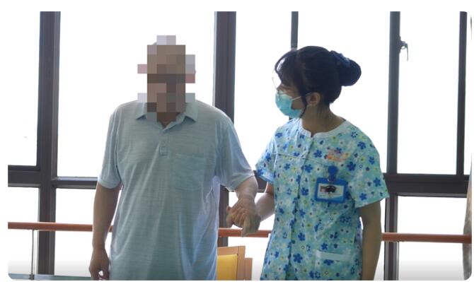 高齢者施設(shè)で「俳優(yōu)」をする若き介護(hù)士　浙江省