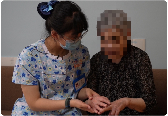 高齢者施設(shè)で「俳優(yōu)」をする若き介護士　浙江省