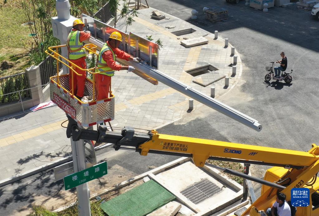 8月25日、雄安新區(qū)容西片區(qū)で、公共工事の設(shè)置作業(yè)を進(jìn)める作業(yè)員（ドローンによる撮影?朱旭東）