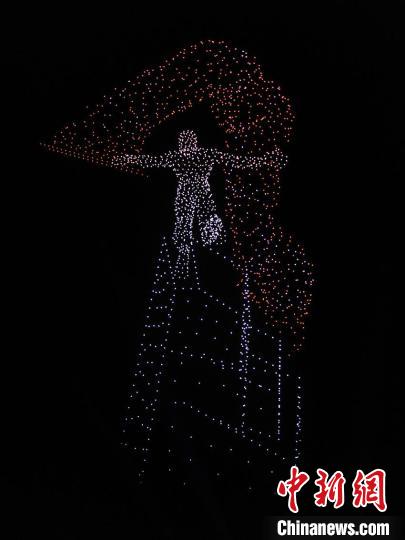 長春航空ショー　2022臺のドローンが夜空に「光のイラスト」