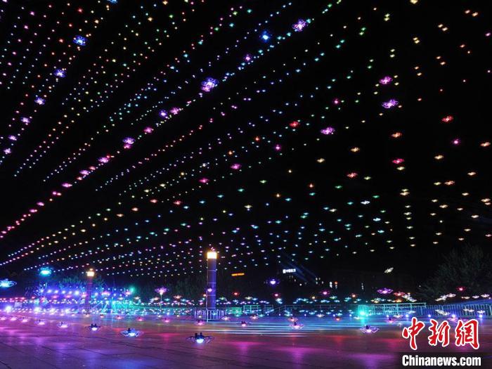 長(zhǎng)春航空ショー　2022臺(tái)のドローンが夜空に「光のイラスト」