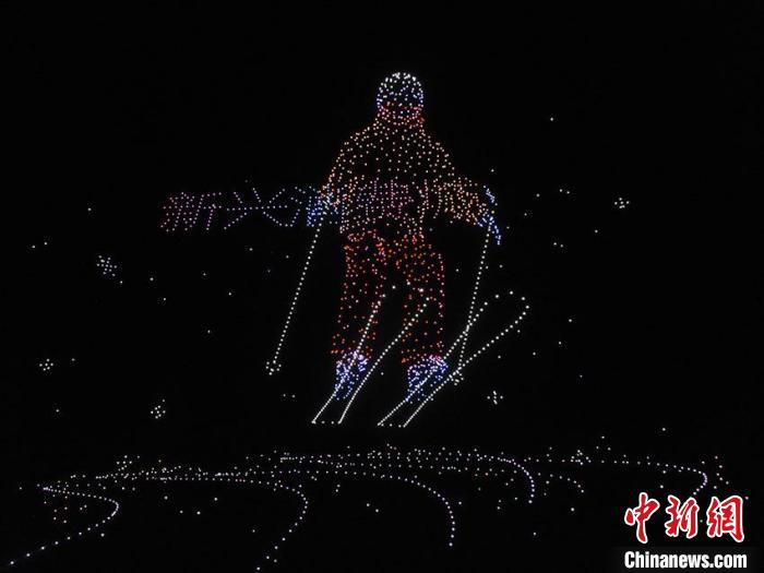 長春航空ショー　2022臺のドローンが夜空に「光のイラスト」