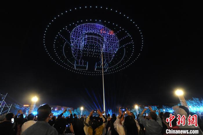 長(zhǎng)春航空ショー　2022臺(tái)のドローンが夜空に「光のイラスト」