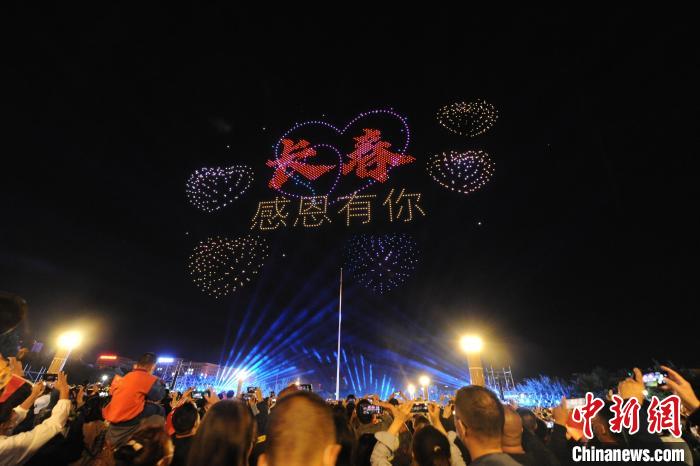 長春航空ショー　2022臺(tái)のドローンが夜空に「光のイラスト」