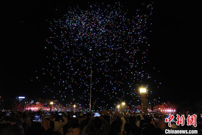 長(zhǎng)春航空ショー　2022臺(tái)のドローンが夜空に「光のイラスト」