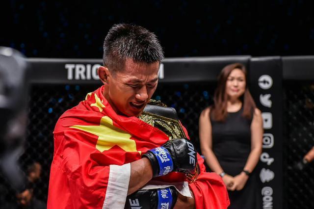 男子総合格闘技(MMA)で中國人選手が初の世界王者に