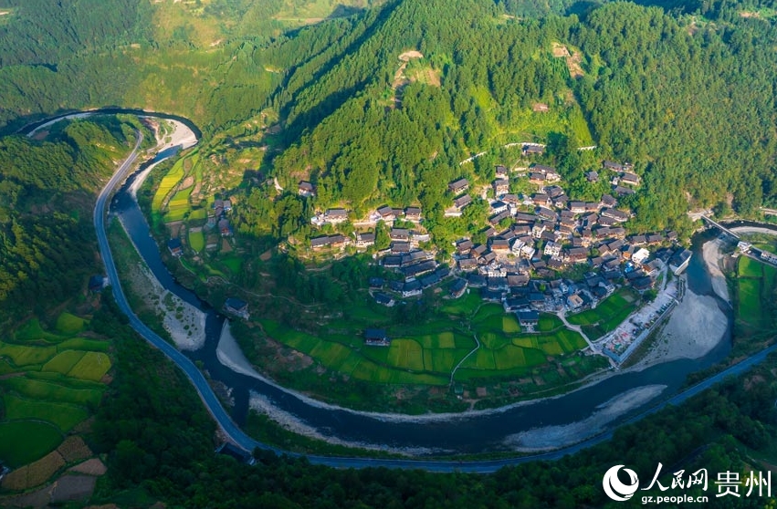 巴拉河の川岸に広がる季刀苗寨（上空から撮影?涂敏）。