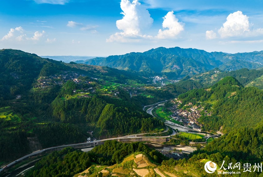 青き山と清らかな川に囲まれた美しいミャオ族の村　貴州省凱里