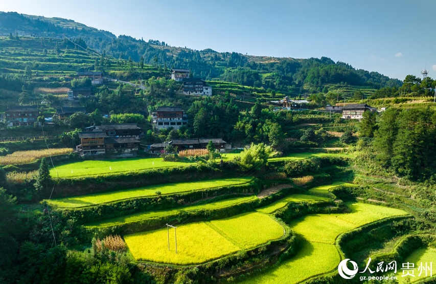青き山と清らかな川に囲まれた美しいミャオ族の村　貴州省凱里
