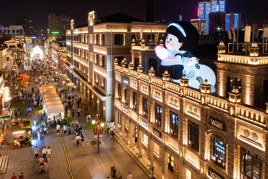 8月30日、山西省太原市の鐘樓街に登場したご當?shù)廿悭椁巍哥妼殐埂梗▽懻嬷鳂丐蠔|方ICが所有のため転載禁止）