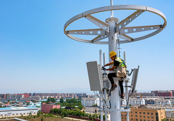 5月17日、5G基地局に設備を設置し、調(diào)整を行う中國移動通信運城分公司の技術者。撮影?常奇/人民図片