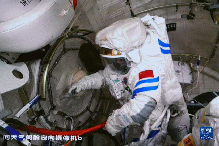 北京宇宙飛行制御センターで9月1日に撮影された問天のエアロックのハッチを開く陳冬飛行士。