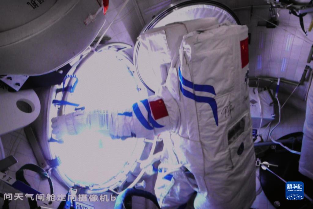 北京宇宙飛行制御センターで9月1日に撮影された問天のエアロックのハッチを開く陳冬飛行士。