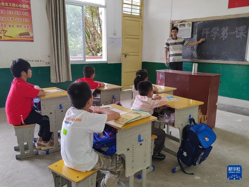 新學(xué)期を迎えた山奧の小さな小學(xué)?！「＝ㄊ?></a></td></tr><tr><td class=