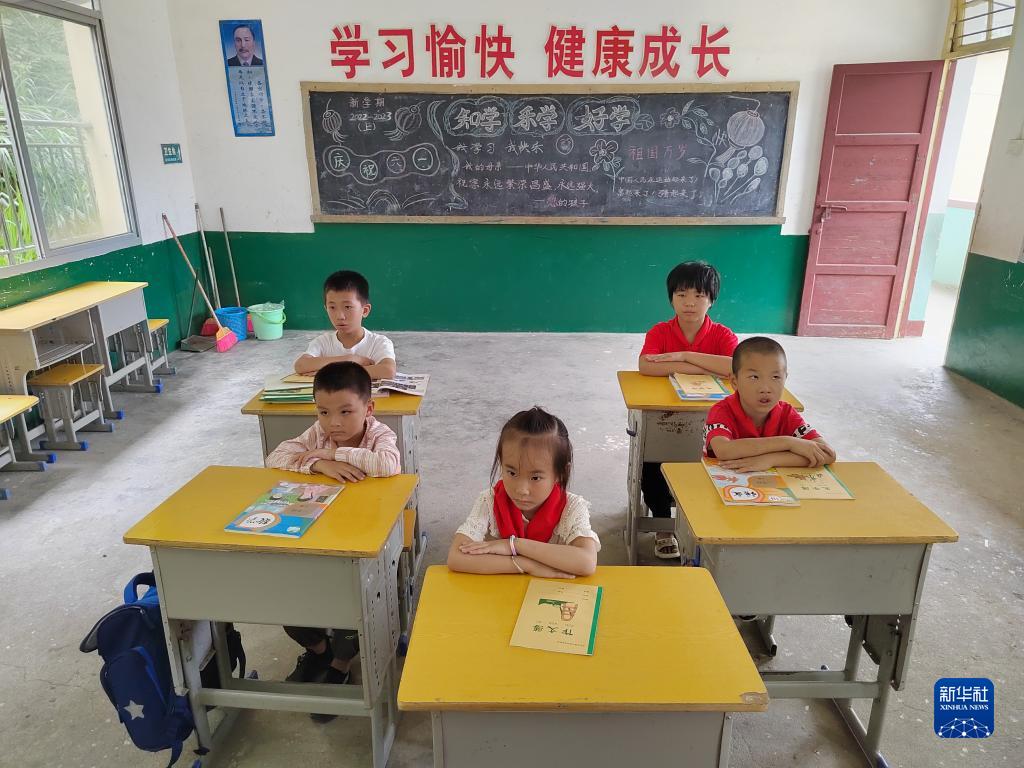 新學(xué)期を迎えた山奧の小さな小學(xué)?！「＝ㄊ?></a></td></tr><tr><td class=