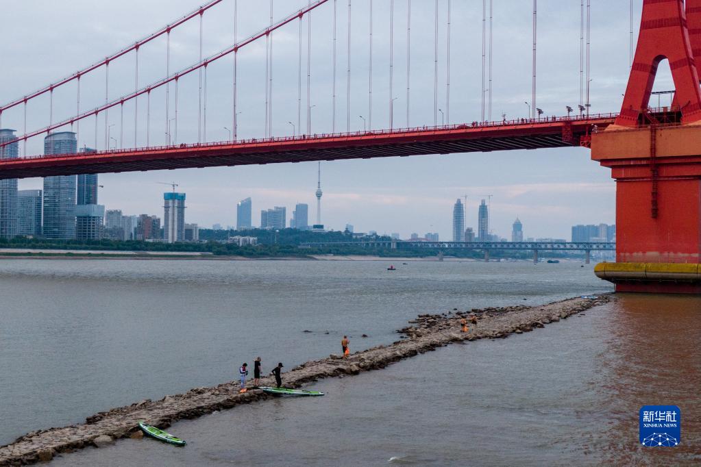 水位低下が続く長(zhǎng)江　武漢區(qū)間で普段は水面下にある小道が露出　湖北省