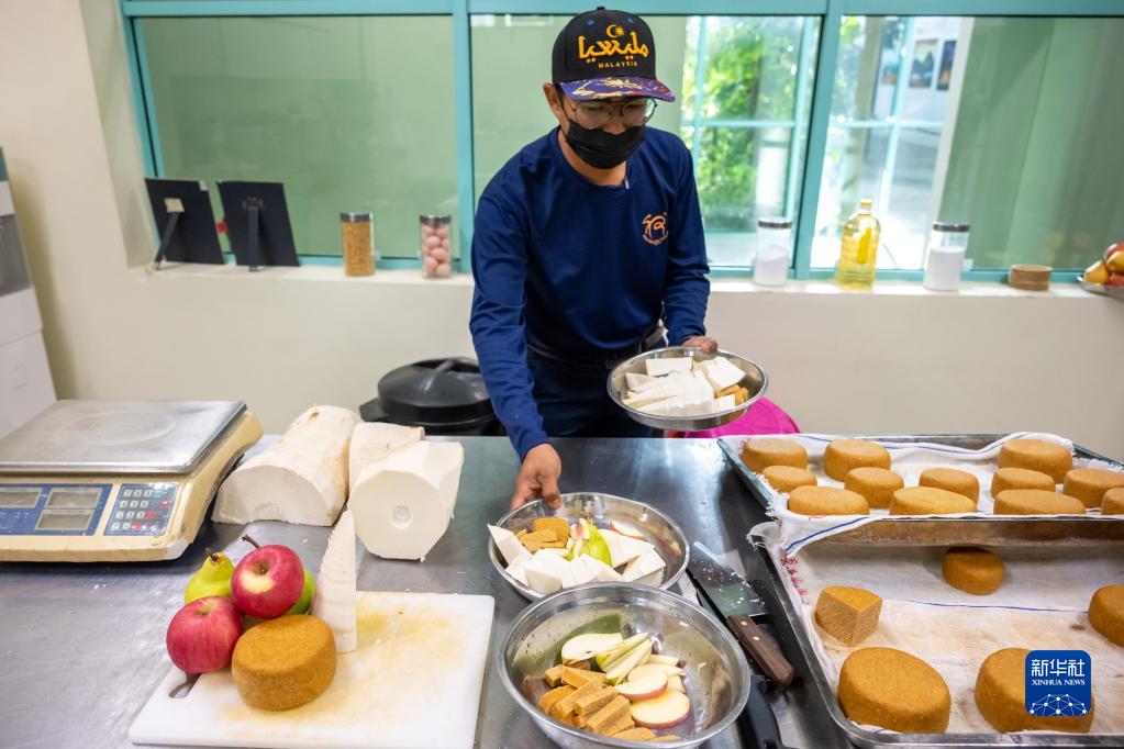 パンダにとっての「イクメンパパ」？愛情注ぎ8年　マレーシア