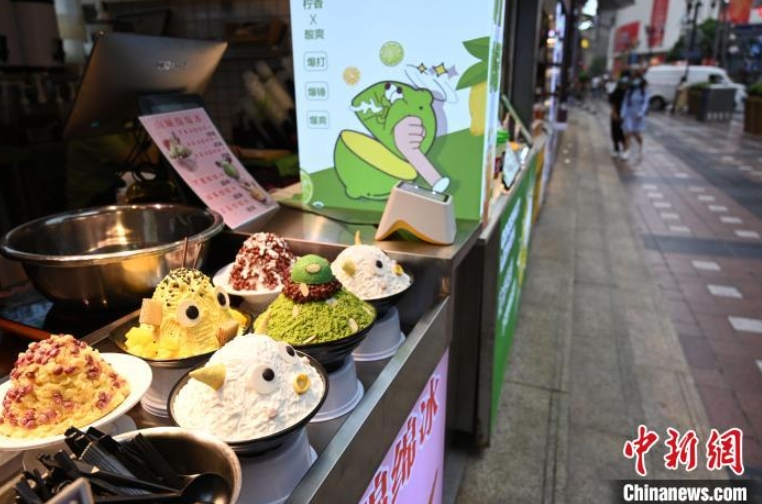 重慶ご當(dāng)?shù)廿哎毳幛怯Q光客を魅了する解放碑好吃街